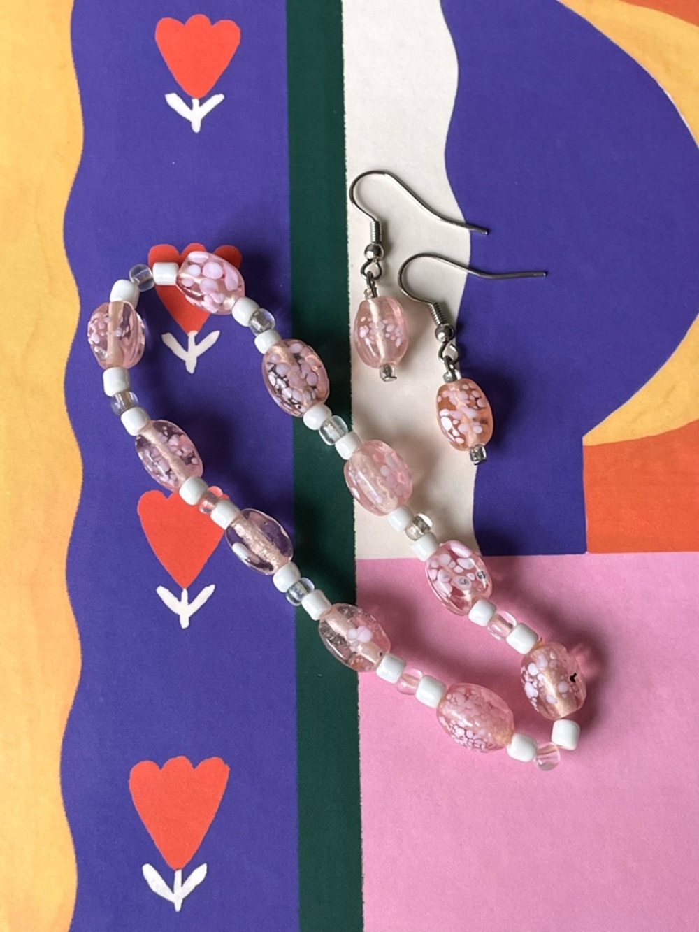 Vintage speckled pink art glass dangle earrings & beaded stretch bracelet